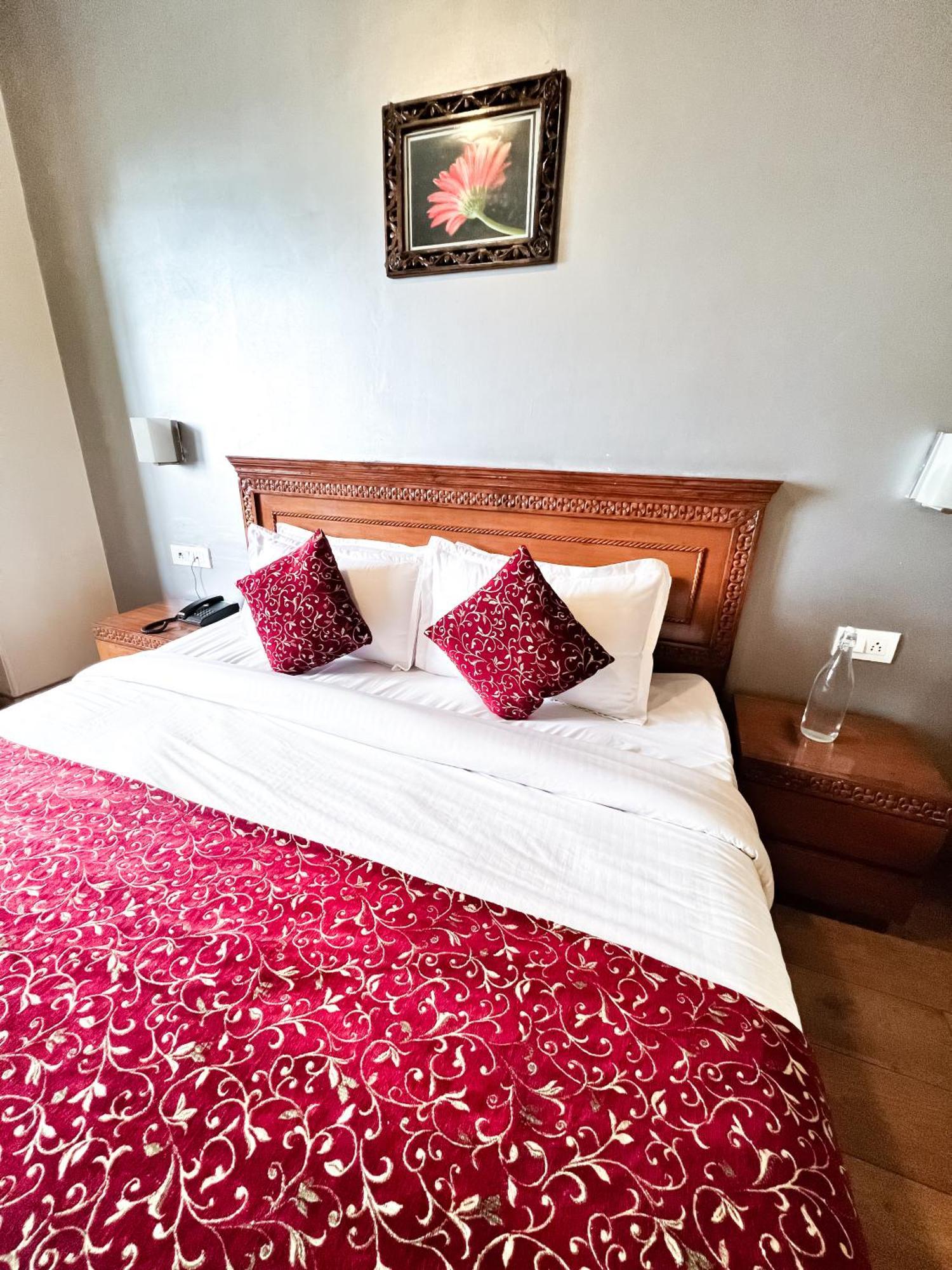 Wingait Inn - Hotel Near Mall Road Шімла Екстер'єр фото